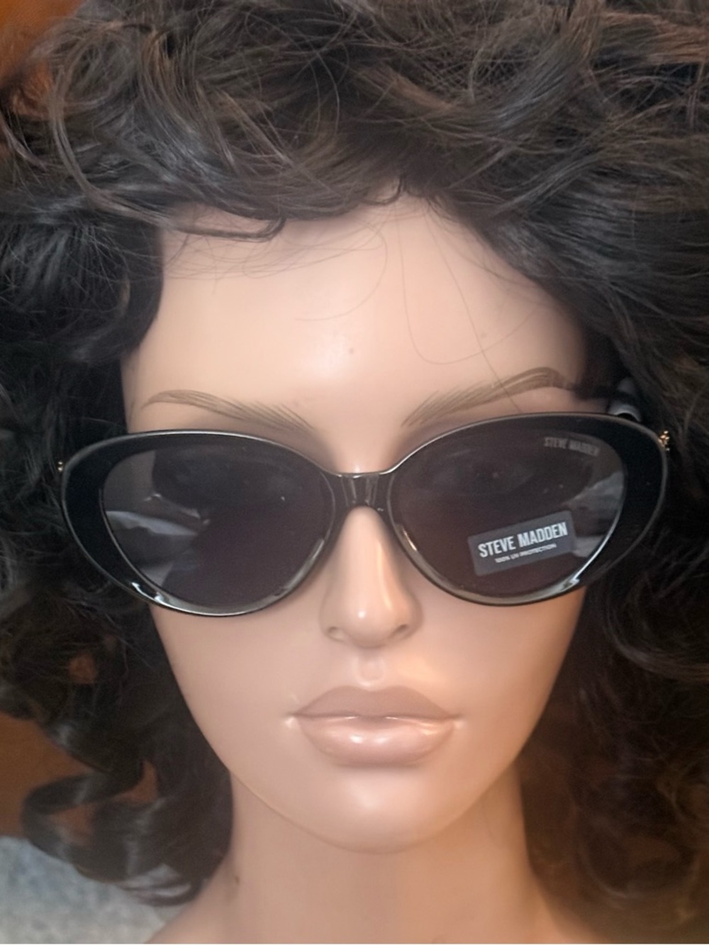 Brand NWT Steve Madden Black Cat-Eye Sunglasses with Dark Lenses